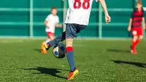 利物浦3-0横扫利兹联，萨拉赫创纪录，埃利奥特惨遭重伤离场