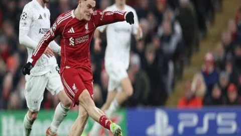 贝克汉姆23年后再登FIFA游戏封面粉墨登场